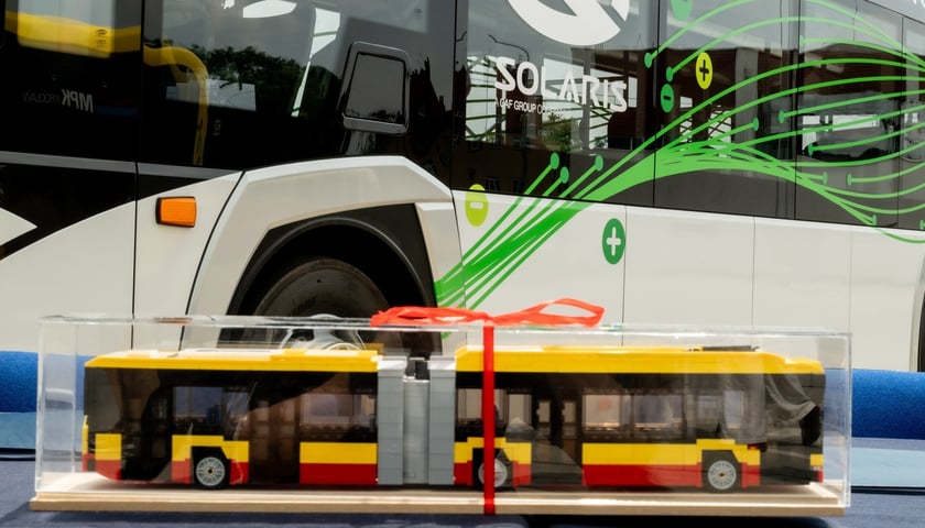 Mateusz wykonał Solarisa w barwach MPK Wrocław na zamówienie firmy Solaris. Podczas podpisywania umowy na zakup siedmiu elektrycznych Solararisów przedstawiciele firmy wręczyli model wiceprezydent Renacie Granowskiej