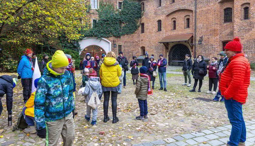 Powiększ obraz: WrocWalk 2024/ Uczestnicy zabawy w Arsenale miejskim