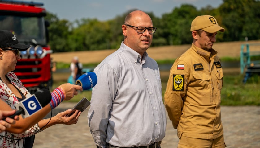 Powiększ obraz: <p>Podziękowania dla słuzb za dobrze przeprowadzoną akcję wyjmowania samochodu z Odry</p>
