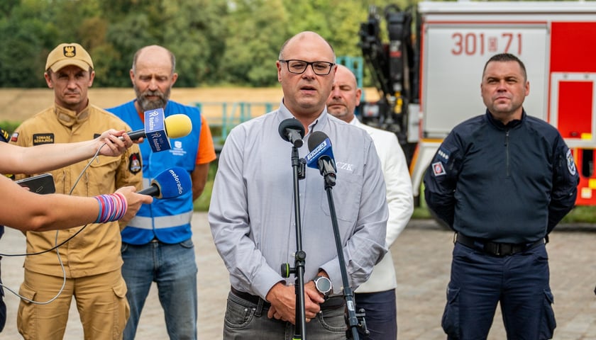 Konferencja prasowa po akcji wyjmowania samochodu z rzeki - Bartłomiej Bajak