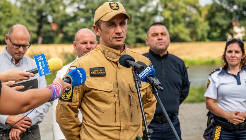 Konferencja prasowa po akcji wyjmowania samochodu z rzeki - Tomasz Szwajnos