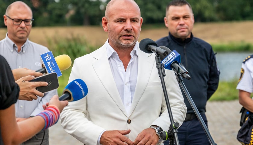 Konferencja prasowa po akcji wyjmowania samochodu z rzeki - Dominik Kłosowski