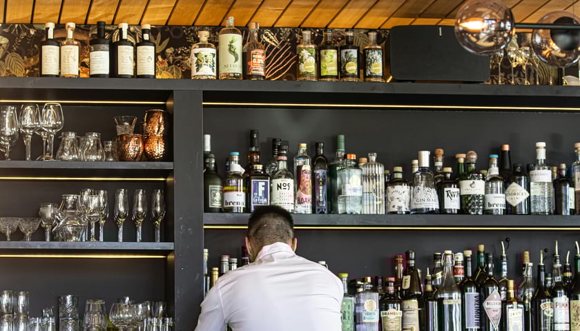 Powiększ obraz: <p>– Obawy o powstanie „melin” okazały się bezpodstawne – przekonuje Izabela Duchnowska. – Alkohol wciąż można kupić przez 16 godzin na dobę – to wystarczający dostęp</p>