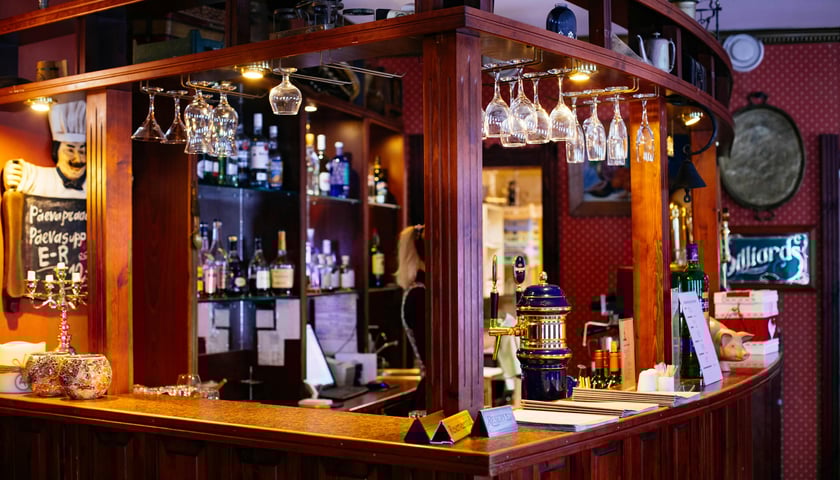 Powiększ obraz: <p>Alkohol wciąż będzie można spożywać w przeznaczonych do tego lokalach - barach, pubach czy restauracjach</p>