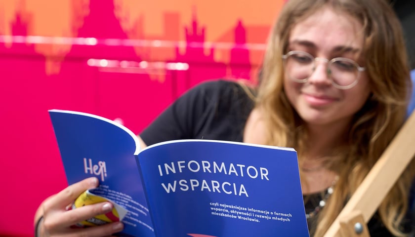 Powiększ obraz: Specjalny autobus przywiózł akcję HejTy Reaguj do Liceum nr 8 im. Bolesława Krzywoustego