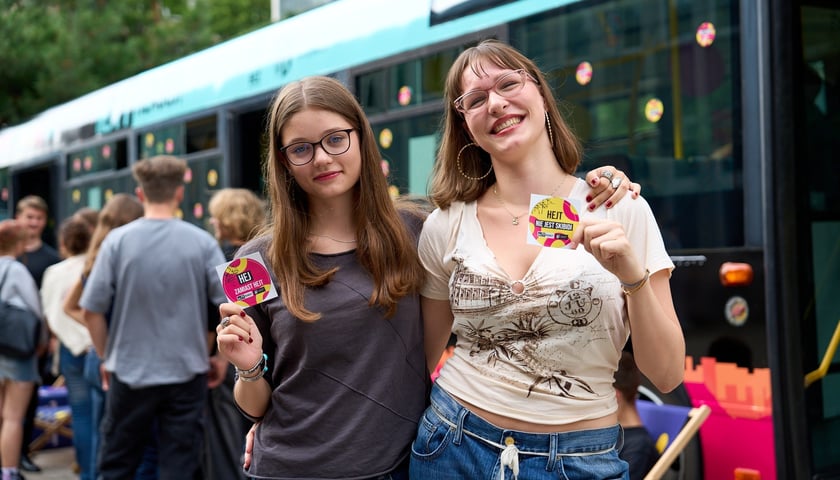 Powiększ obraz: Specjalny autobus przywiózł akcję HejTy Reaguj do Liceum nr 8 im. Bolesława Krzywoustego