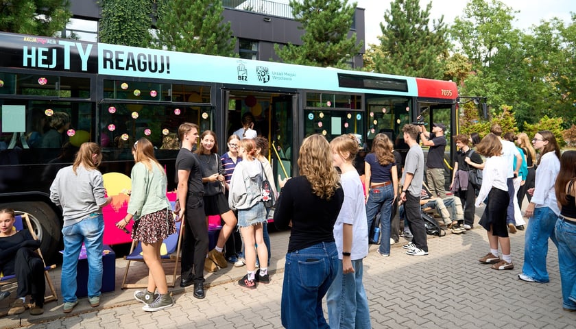 Powiększ obraz: Specjalny autobus przywiózł akcję HejTy Reaguj do Liceum nr 8 im. Bolesława Krzywoustego