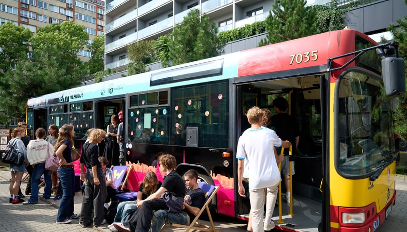 Powiększ obraz: Specjalny autobus przywiózł akcję HejTy Reaguj do Liceum nr 8 im. Bolesława Krzywoustego