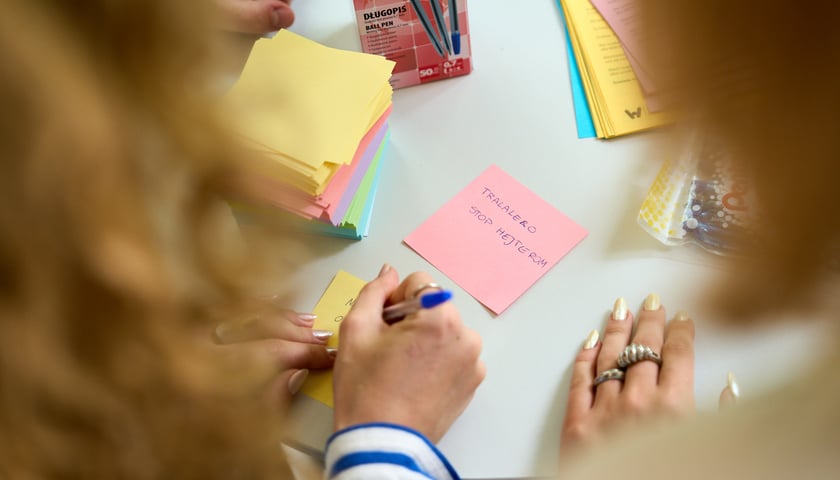 Powiększ obraz: Specjalny autobus przywiózł akcję HejTy Reaguj do Liceum nr 8 im. Bolesława Krzywoustego