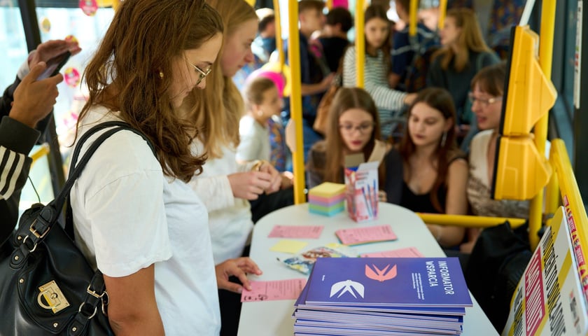 Powiększ obraz: Specjalny autobus przywiózł akcję HejTy Reaguj do Liceum nr 8 im. Bolesława Krzywoustego