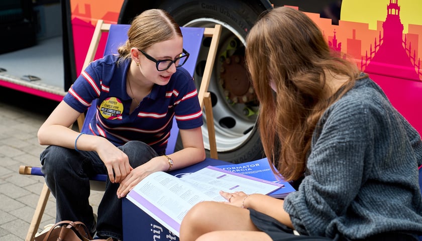 Powiększ obraz: Specjalny autobus przywiózł akcję HejTy Reaguj do Liceum nr 8 im. Bolesława Krzywoustego