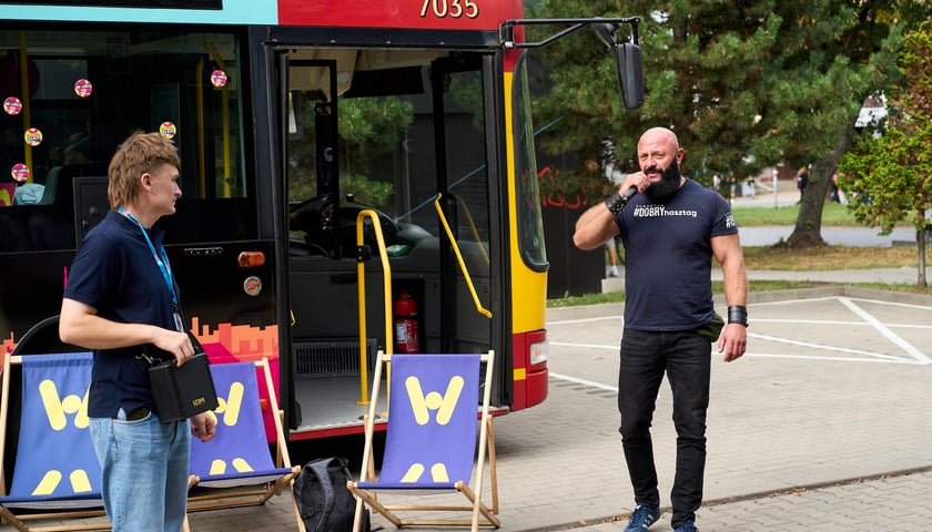 Powiększ obraz: Specjalny autobus przywiózł akcję HejTy Reaguj do Liceum nr 8 im. Bolesława Krzywoustego