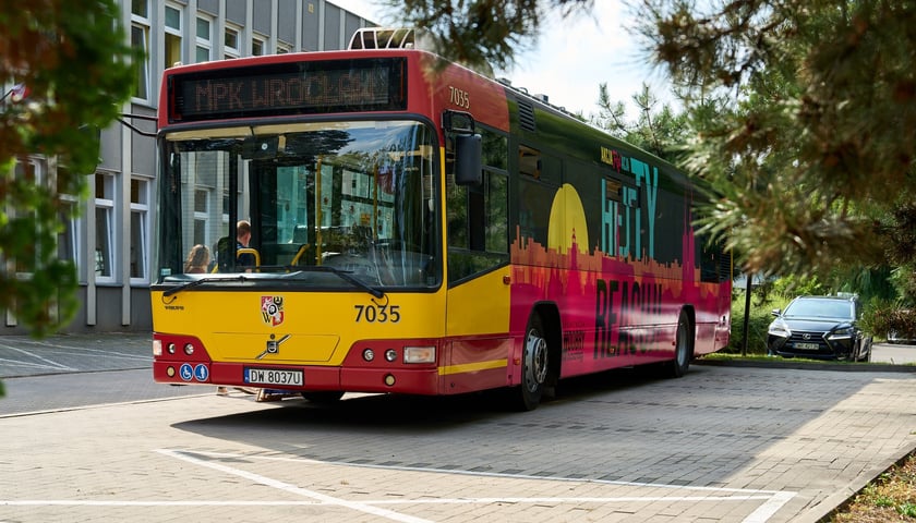 Powiększ obraz: Specjalny autobus przywiózł akcję HejTy Reaguj do Liceum nr 8 im. Bolesława Krzywoustego