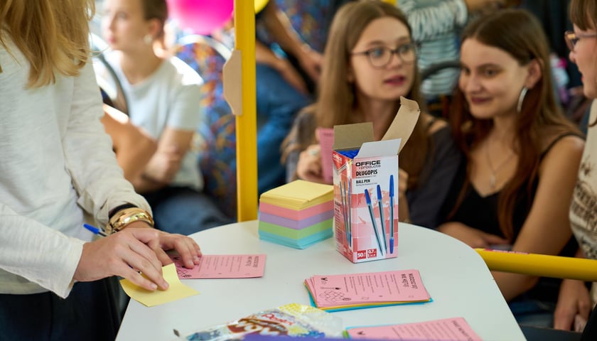 Powiększ obraz: Specjalny autobus przywiózł akcję HejTy Reaguj do Liceum nr 8 im. Bolesława Krzywoustego