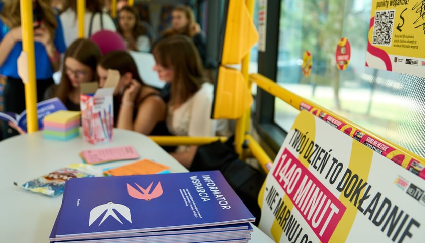 Powiększ obraz: Specjalny autobus przywiózł akcję HejTy Reaguj do Liceum nr 8 im. Bolesława Krzywoustego