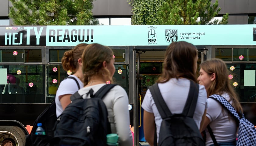 Powiększ obraz: Specjalny autobus przywiózł akcję HejTy Reaguj do Liceum nr 8 im. Bolesława Krzywoustego