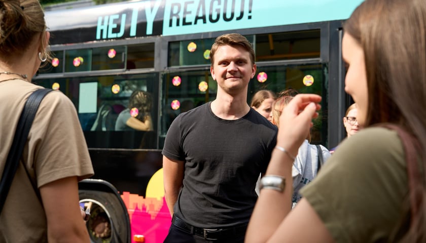 Powiększ obraz: Specjalny autobus przywiózł akcję HejTy Reaguj do Liceum nr 8 im. Bolesława Krzywoustego