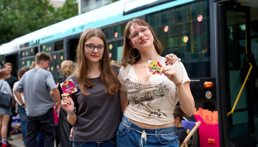 Powiększ obraz: Specjalny autobus przywiózł akcję HejTy Reaguj do Liceum nr 8 im. Bolesława Krzywoustego