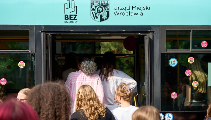 Powiększ obraz: Specjalny autobus przywiózł akcję HejTy Reaguj do Liceum nr 8 im. Bolesława Krzywoustego