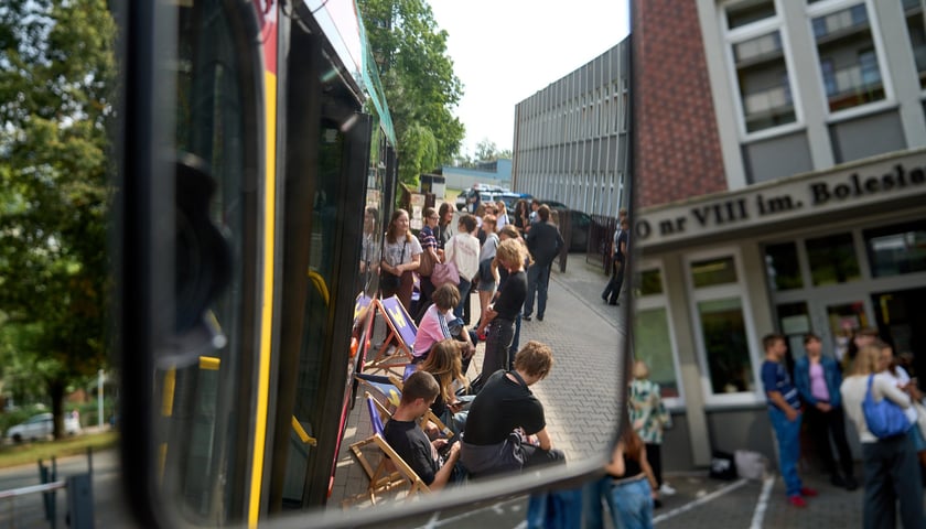 Powiększ obraz: Specjalny autobus przywiózł akcję HejTy Reaguj do Liceum nr 8 im. Bolesława Krzywoustego