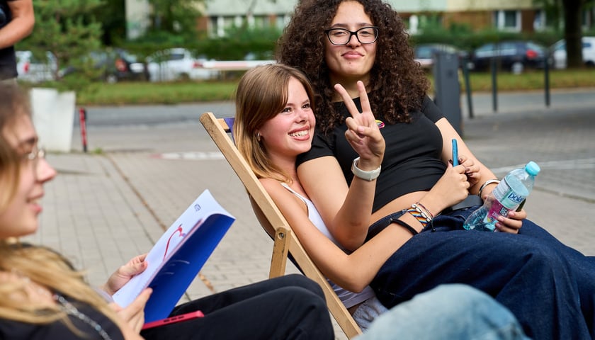 Powiększ obraz: Specjalny autobus przywiózł akcję HejTy Reaguj do Liceum nr 8 im. Bolesława Krzywoustego