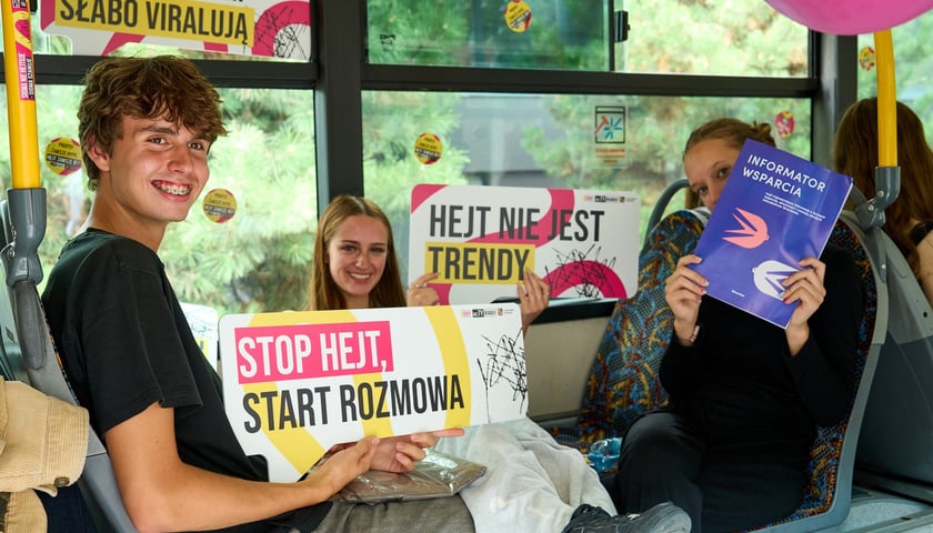 Powiększ obraz: Specjalny autobus przywiózł akcję HejTy Reaguj do Liceum nr 8 im. Bolesława Krzywoustego