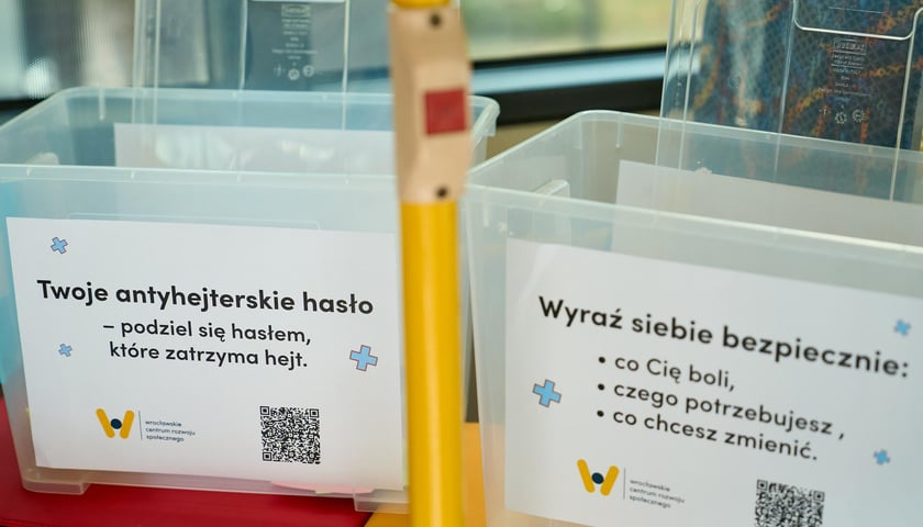 Powiększ obraz: Specjalny autobus przywiózł akcję HejTy Reaguj do Liceum nr 8 im. Bolesława Krzywoustego