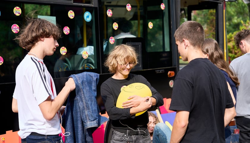 Powiększ obraz: Specjalny autobus przywiózł akcję HejTy Reaguj do Liceum nr 8 im. Bolesława Krzywoustego