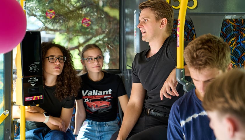 Powiększ obraz: Specjalny autobus przywiózł akcję HejTy Reaguj do Liceum nr 8 im. Bolesława Krzywoustego