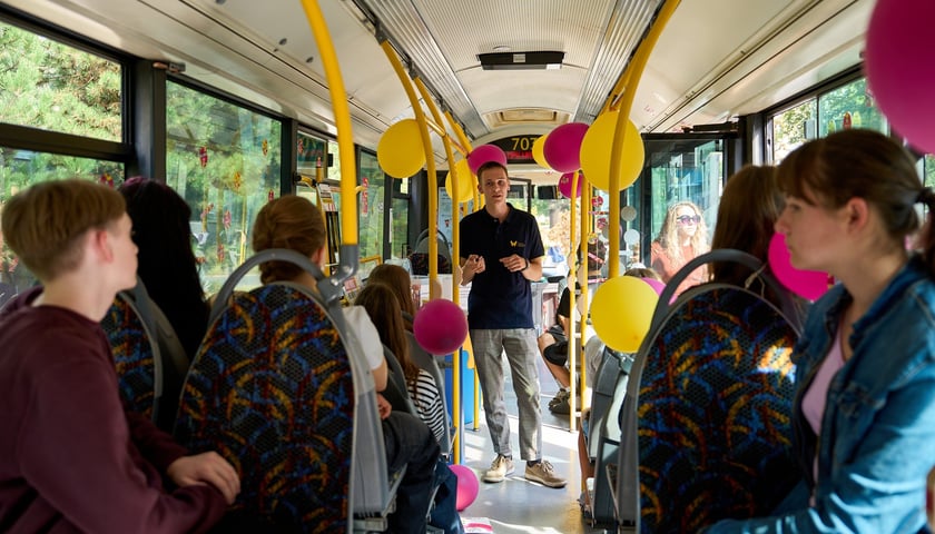 Powiększ obraz: Specjalny autobus przywiózł akcję HejTy Reaguj do Liceum nr 8 im. Bolesława Krzywoustego