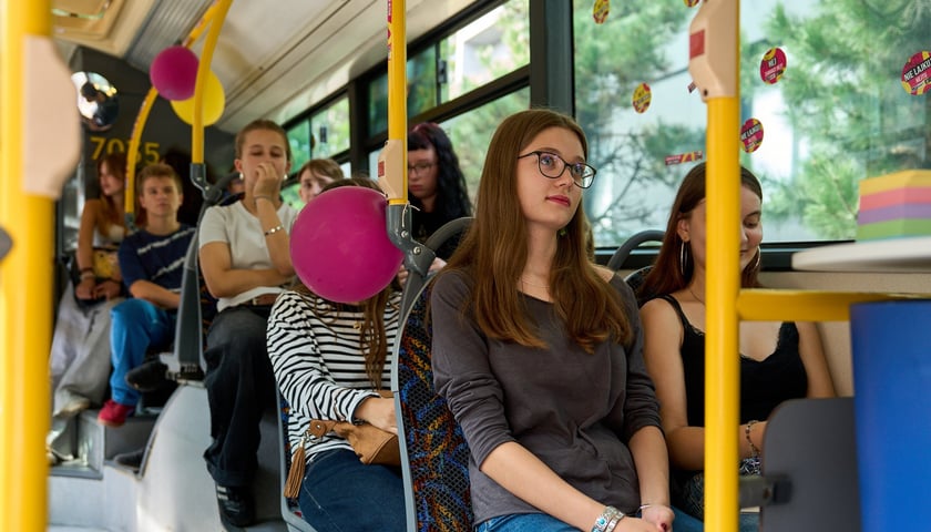 Powiększ obraz: Specjalny autobus przywiózł akcję HejTy Reaguj do Liceum nr 8 im. Bolesława Krzywoustego