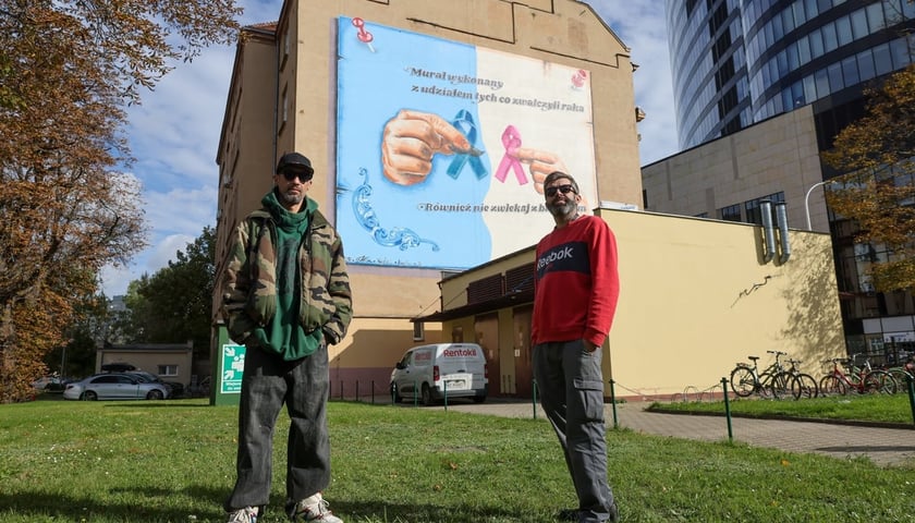 Powiększ obraz: <p class="MsoNormal">Sebastian Szlachetka i Mariusz Sahe, autorzy muralu</p>