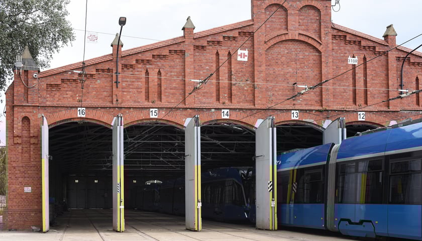 Powiększ obraz: Zabytkowa hala na zajezdni Borek, lato 2025