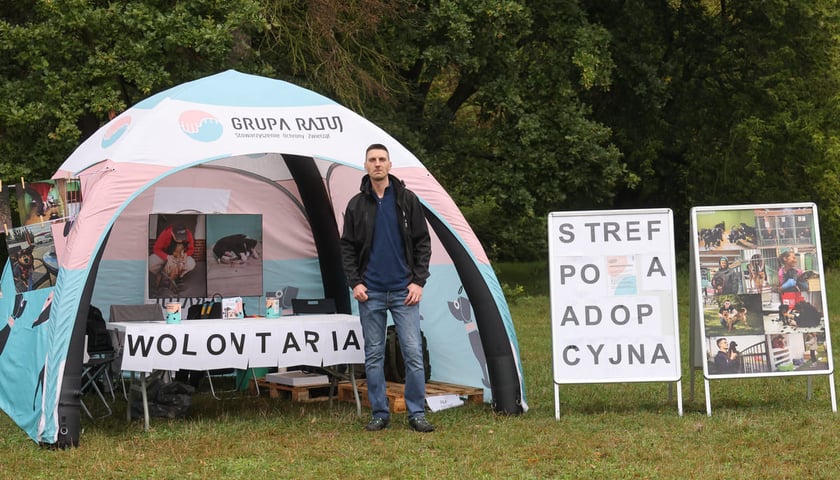 Powiększ obraz: Piknik Adopciaka zorganizowany przez Grupę Ratuj w parku Grabiszyńskim. Wrocław, 14.09.2025