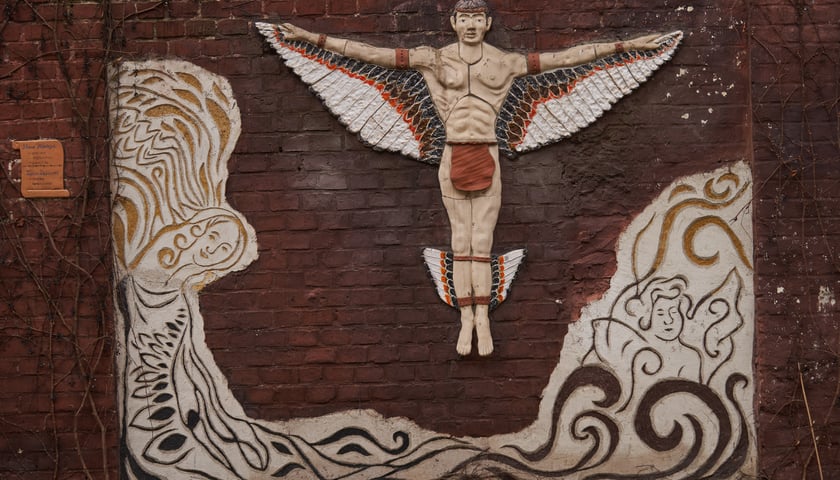 Powiększ obraz: <p>Ikar Zenona Dębowskiego w Kolorowym Podw&oacute;rku przy Rooseveta we Wrocławiu</p>