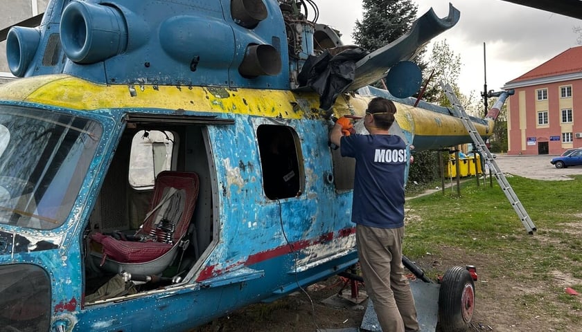 Mi-2 na podwórku LZN, stan przed remontem.