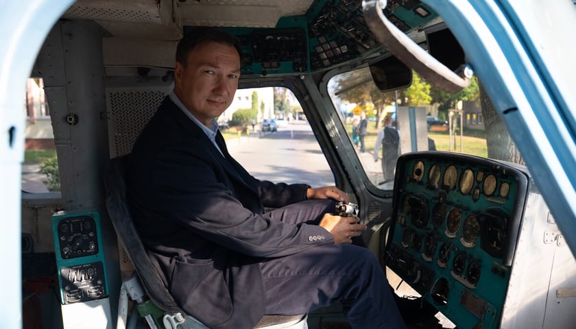 Paweł Wielgoś z Collins Aerospace Wrocław we wnętrzu wyremontowanego śmigłowca Mi-2.