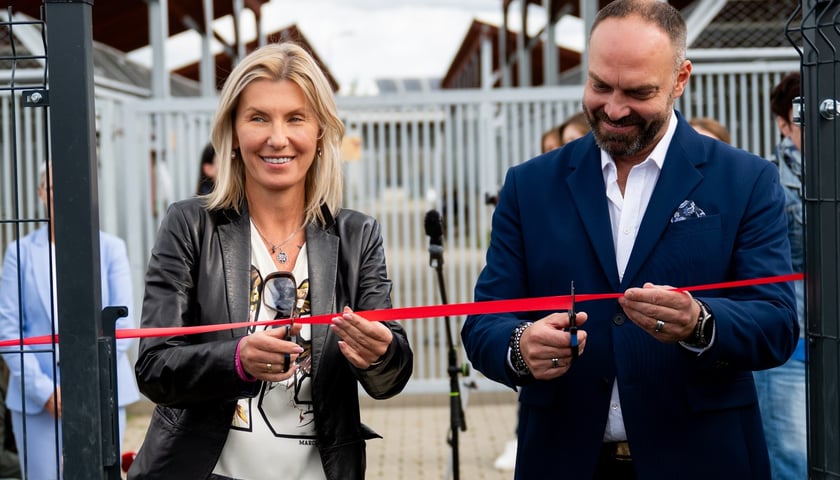 Powiększ obraz: <p>TOZ Schronisko dla Bezdomnych Zwierząt – otwarcie trzech nowych wybiegów – wiceprezydent Wrocławia Renata Granowska</p>
