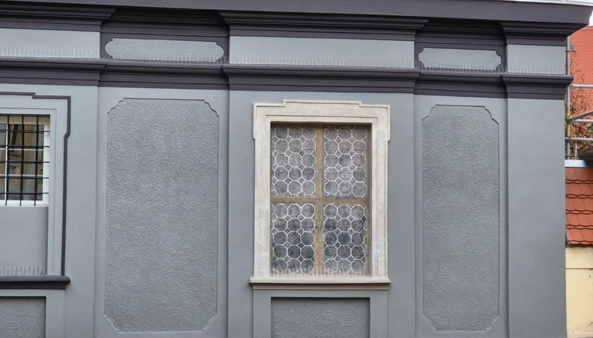 Powiększ obraz: <p>Okno iluzjonistyczne nadawało elewacji elkkości, tworząc iluzję prawdziwego okna - tu jest już po konserwacji</p>