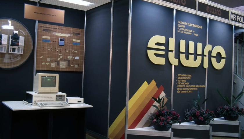Powiększ obraz: Komputer ELWRO 801 AT, kompatybilny z IBM PC/AT. Wrocław, 1 marca 1988.