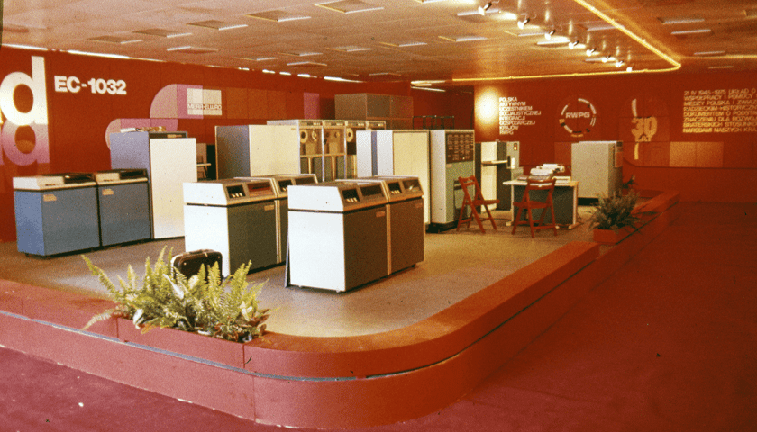 Powiększ obraz: Maszyna cyfrowa R-32 produkcji ELWRO. Wrocław, 1 stycznia 1975.