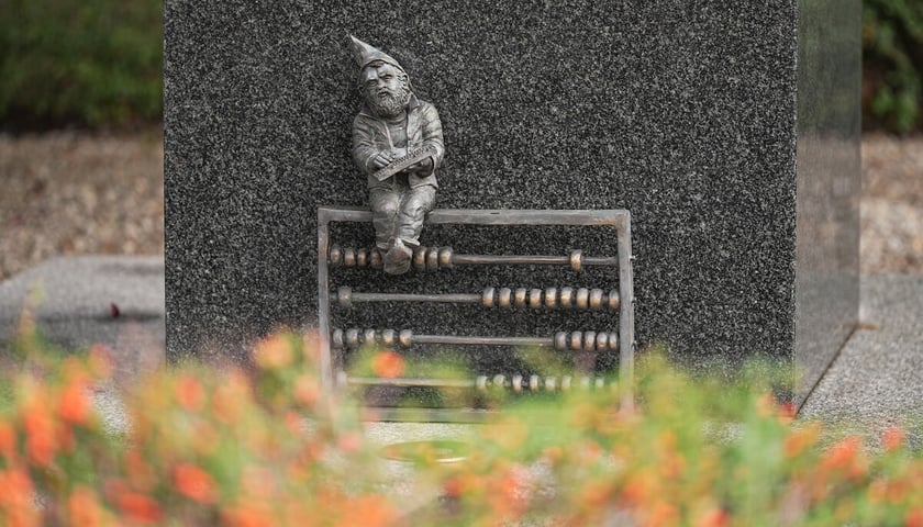 Powiększ obraz: <p>Krasnal przy obelisku na skwerze ELWRO. Wrocław, 17 września 2025</p>