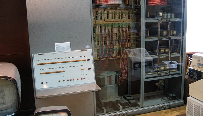 Powiększ obraz: Komuter ODRA 1002 wyprodukowany przez wrocławskie ELWRO w grudniu 1961 roku. Jeden z pierwszych polskich komputerów.