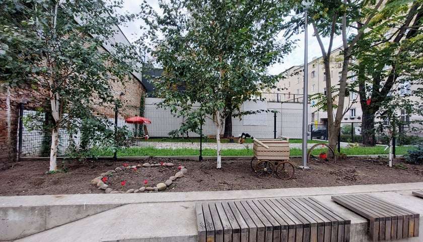 Podw&oacute;rko przy CALu w podw&oacute;rzu przy Prądzyńskiego po remoncie