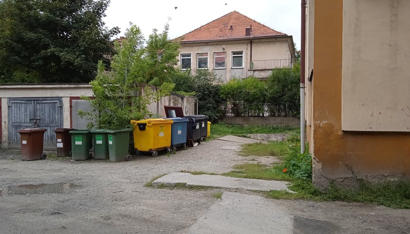 Podw&oacute;rko w kwadracie ulic Jaracza, Orzeszkowej, Wyszyńskiego i Nowowiejska - przed remontem