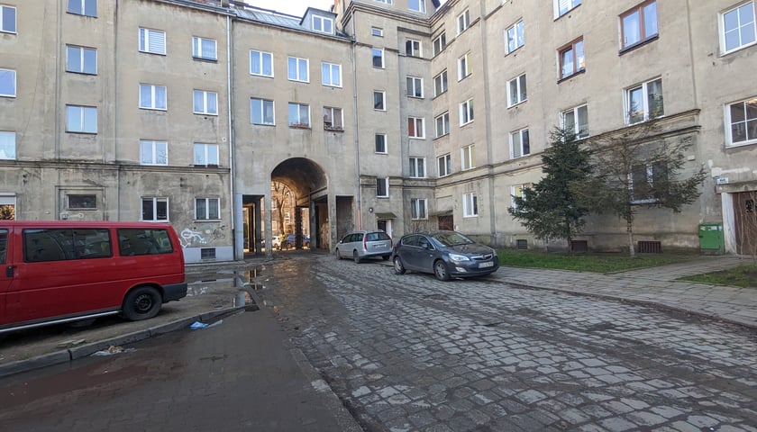 Podw&oacute;rko w kwadracie ulic Jaracza, Orzeszkowej, Wyszyńskiego i Nowowiejska - po remoncie