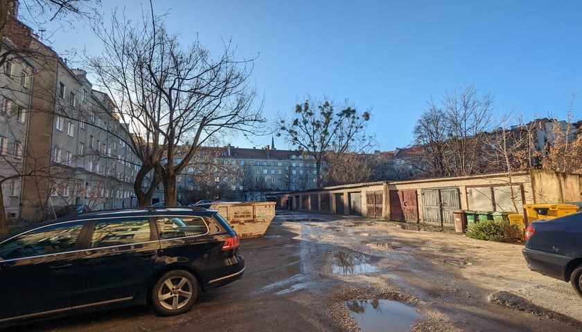 Podw&oacute;rko w kwadracie ulic Jaracza, Orzeszkowej, Wyszyńskiego i Nowowiejska - przed remontem