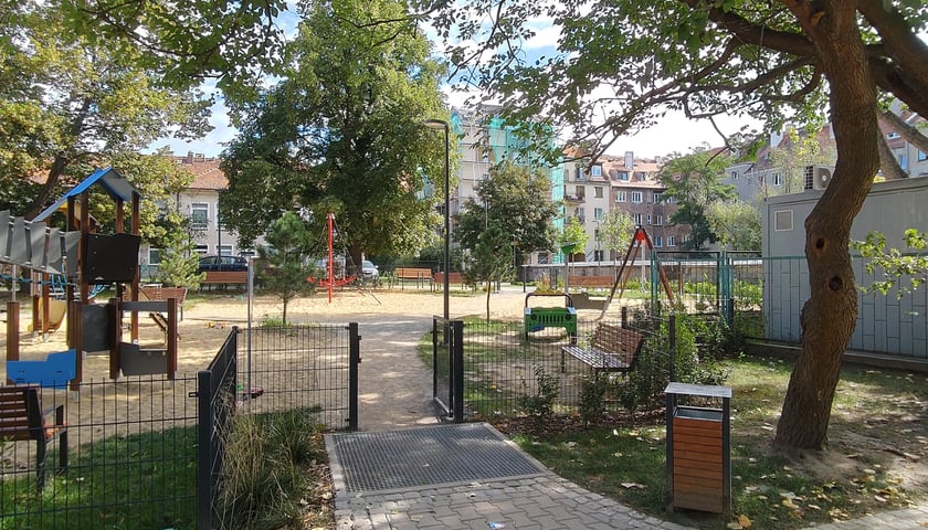 Podw&oacute;rko w kwadracie ulic Jaracza, Orzeszkowej, Wyszyńskiego i Nowowiejska - po remoncie