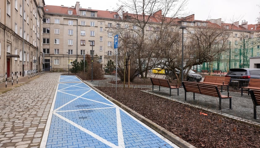 Podw&oacute;rko w kwadracie ulic Jaracza, Orzeszkowej, Wyszyńskiego i Nowowiejska - po remoncie