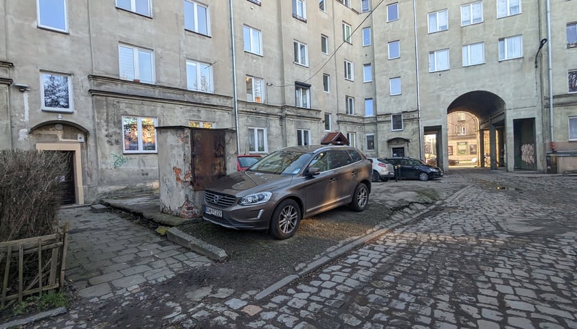 Podw&oacute;rko w kwadracie ulic Jaracza, Orzeszkowej, Wyszyńskiego i Nowowiejska - przed remontem